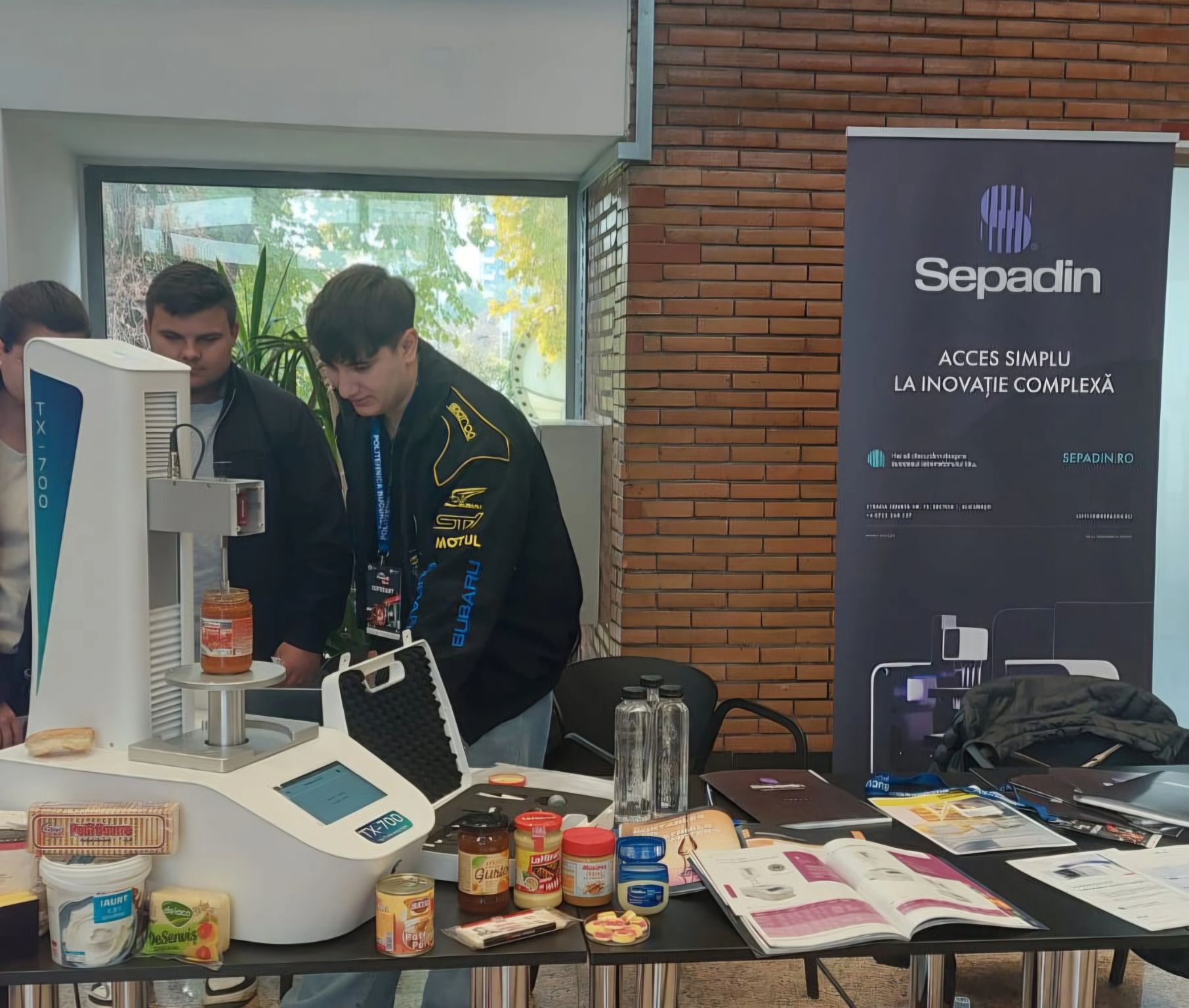 Ce măsurăm cu analizorul de textură TX-700 la Material Fest 2025